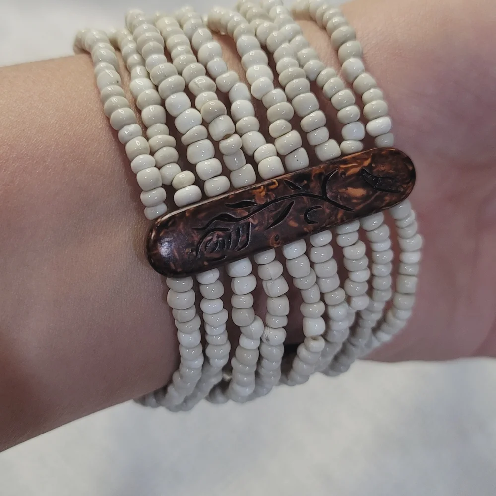 Elegant White Beaded Bracelet - Picture 4 of 4